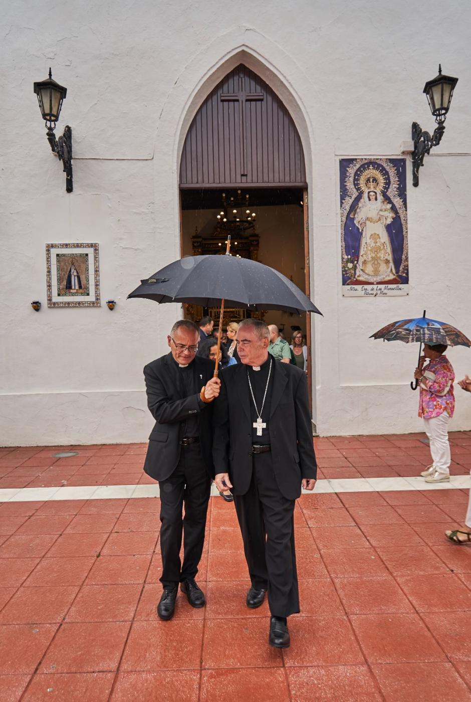 D. Jesús visita la parroquia de Maro y la Cueva de Nerja
