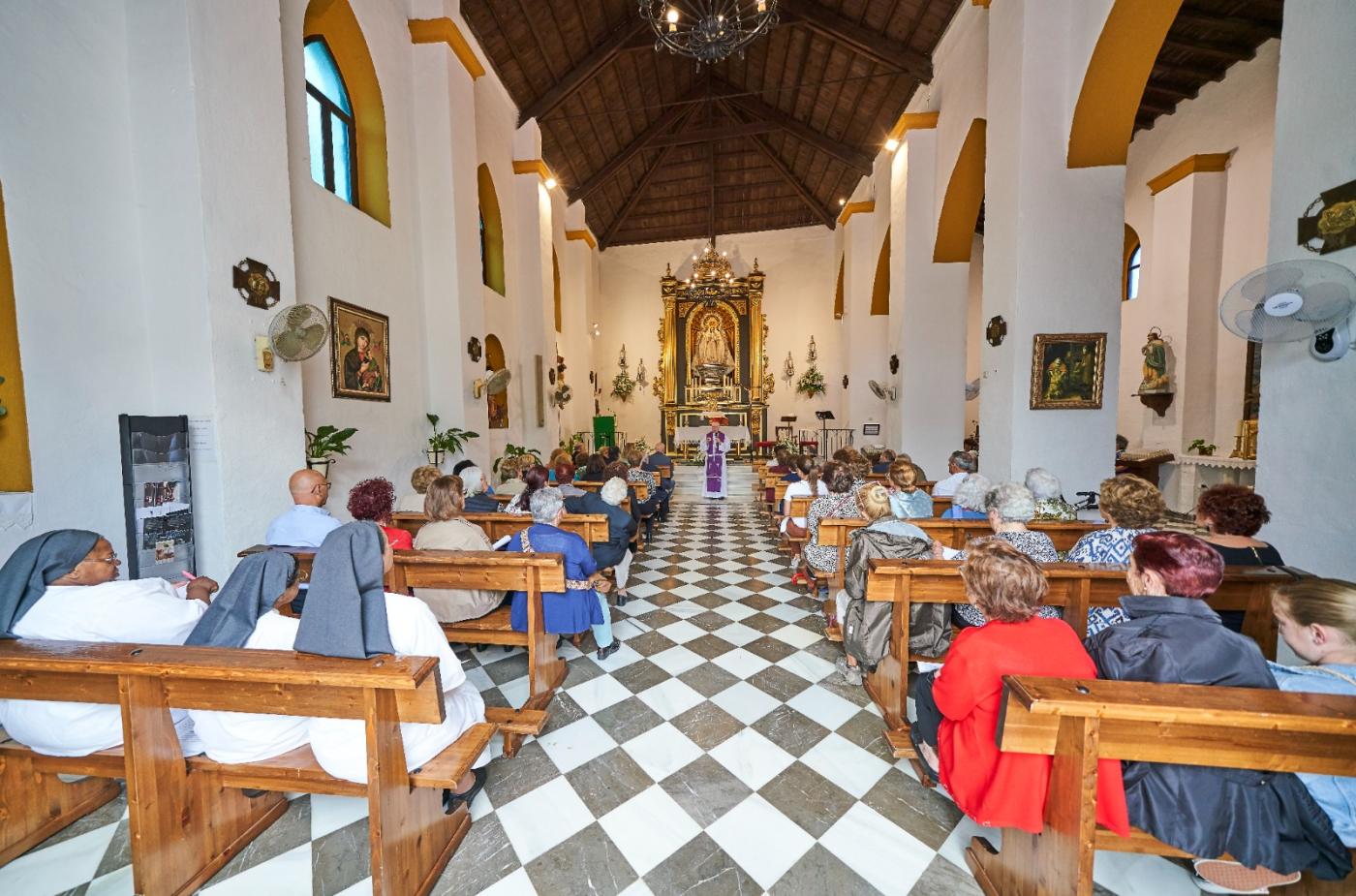 D. Jesús visita la parroquia de Maro y la Cueva de Nerja