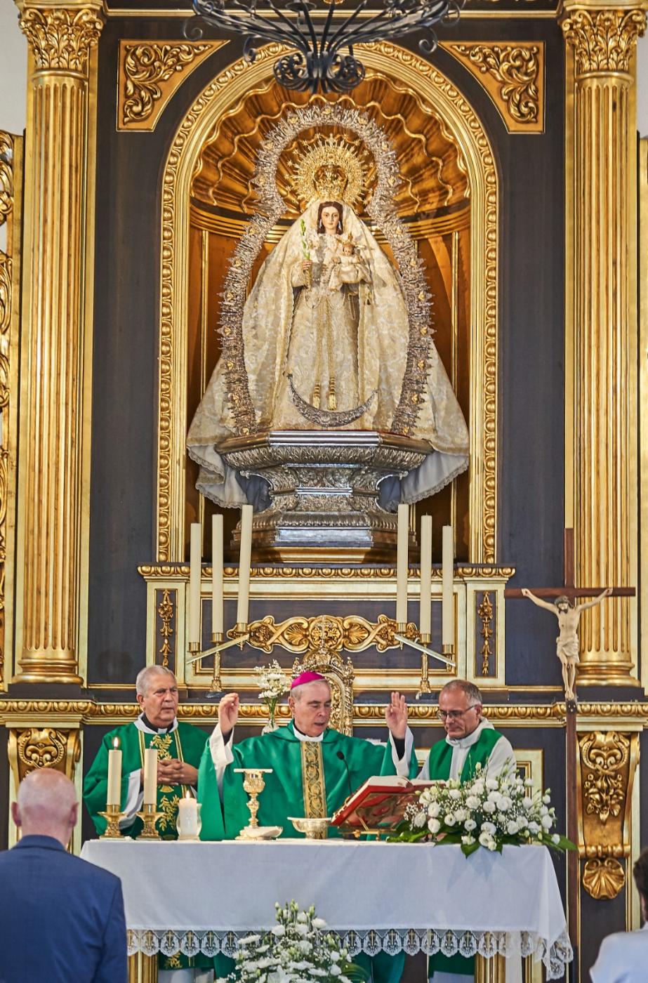 D. Jesús visita la parroquia de Maro y la Cueva de Nerja