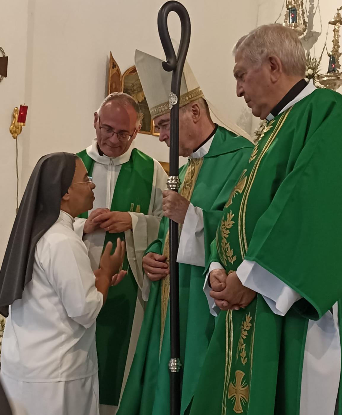 D. Jesús visita la parroquia de Maro y la Cueva de Nerja