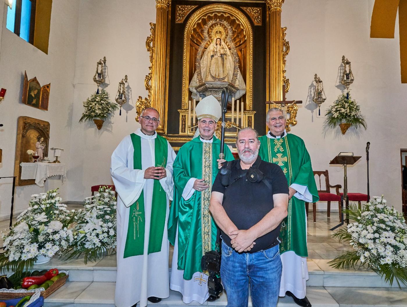 D. Jesús visita la parroquia de Maro y la Cueva de Nerja