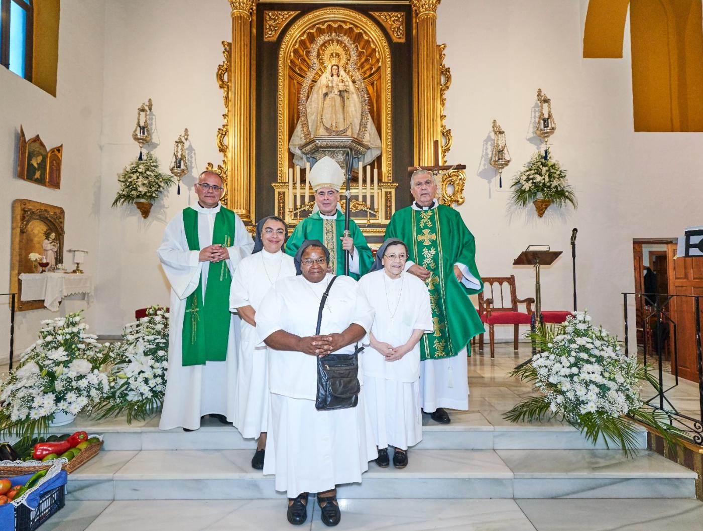 D. Jesús visita la parroquia de Maro y la Cueva de Nerja
