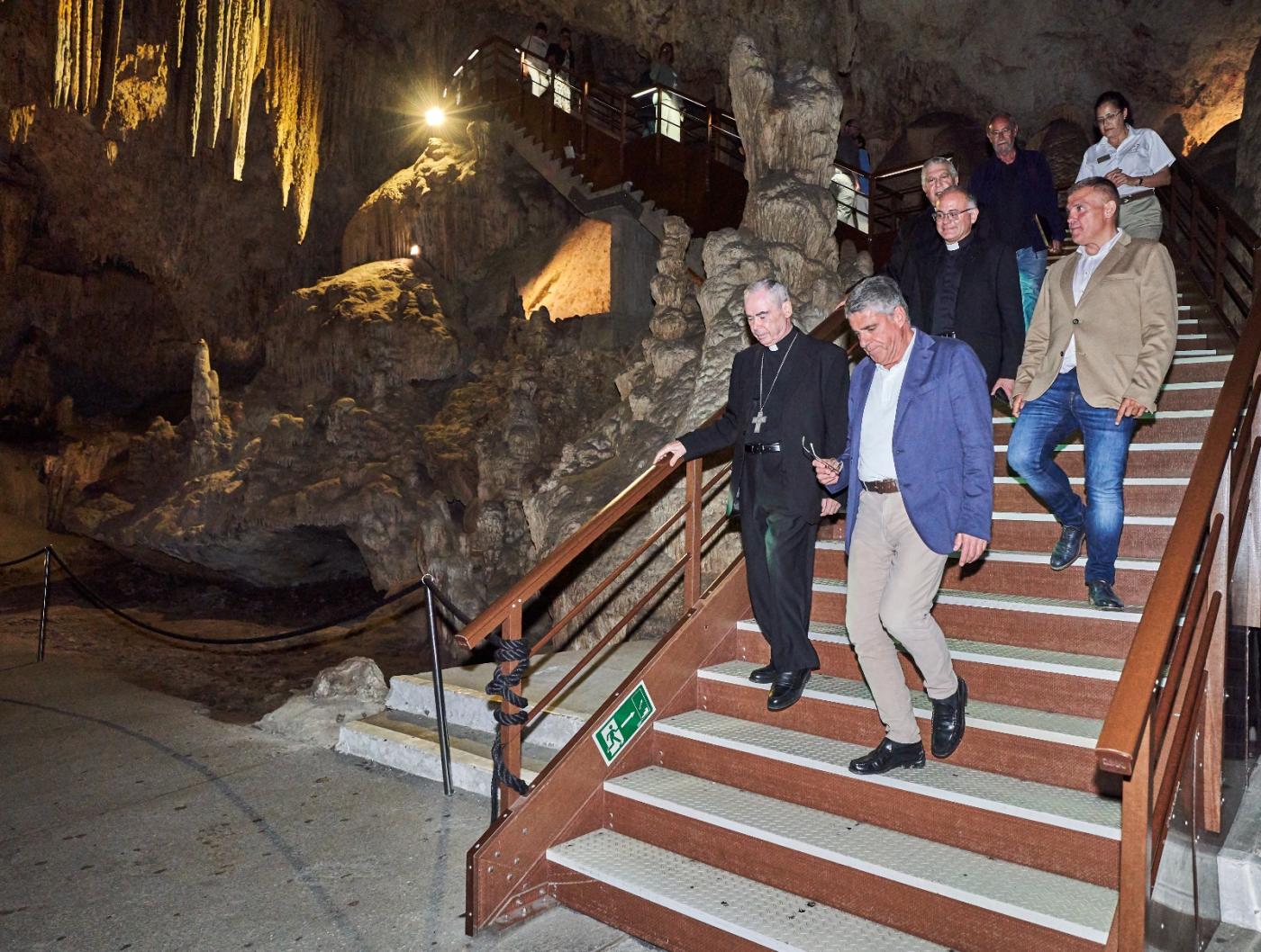 D. Jesús visita la parroquia de Maro y la Cueva de Nerja