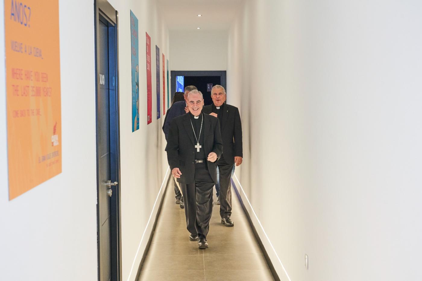 D. Jesús visita la parroquia de Maro y la Cueva de Nerja