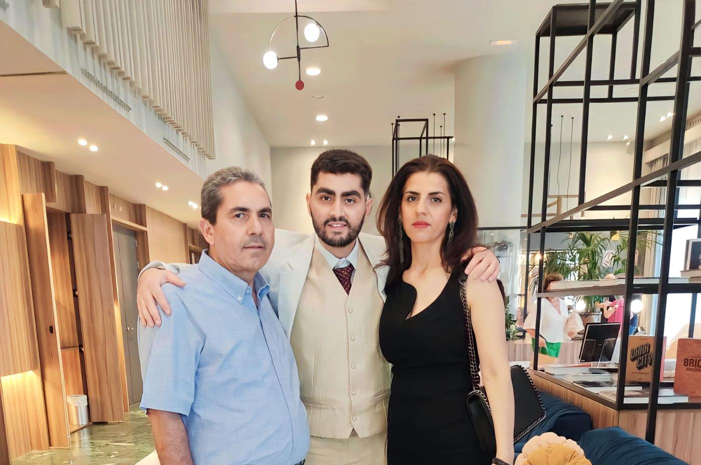 Philipe junto a sus padres el día de su graduación