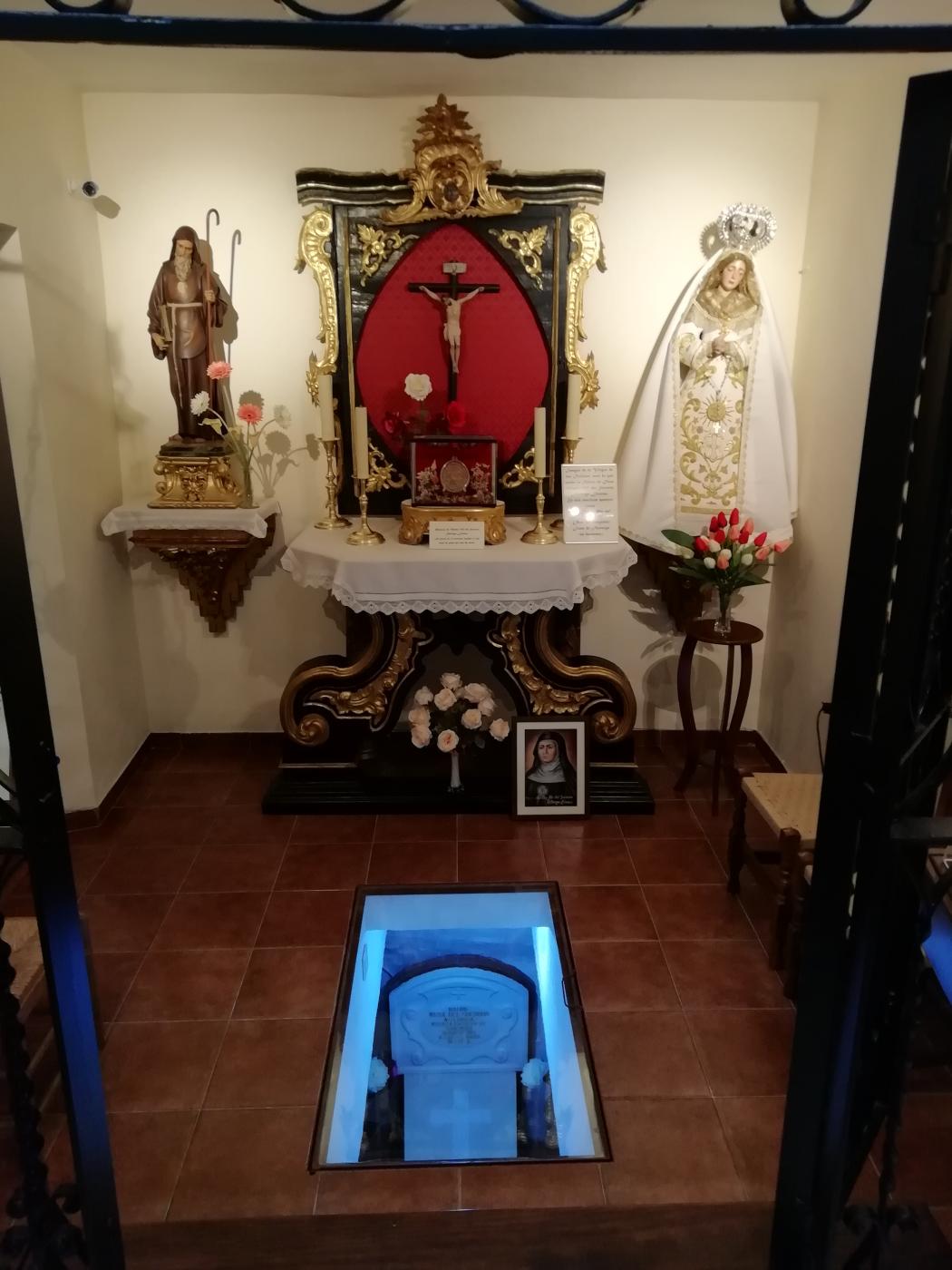 Vista de la cripta desde la capilla del monasterio