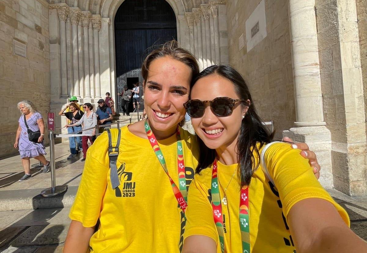 Ana Leiva, la hermana de José Manuel, junto a otra voluntaria en la JMJ