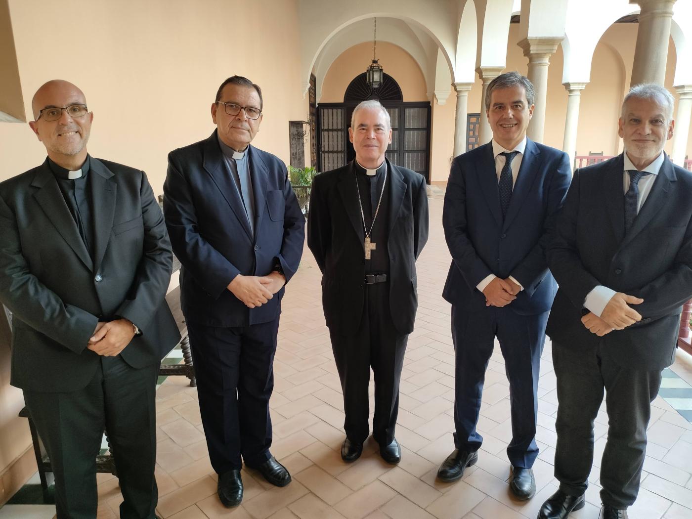 Rafael Carmona y Marcos Balboteo junto al Sr. Obispo, el vicario general y el secretario general de la Diócesis