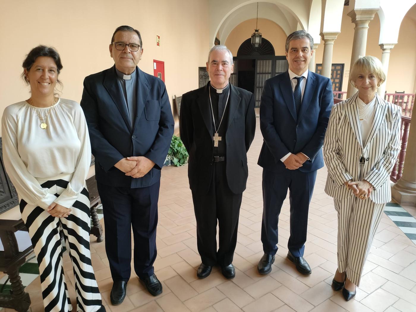 Rafael Carmona y Marcos Balboteo junto al Sr. Obispo, la directora general de Fundación Victoria y la directora de Casa Diocesana