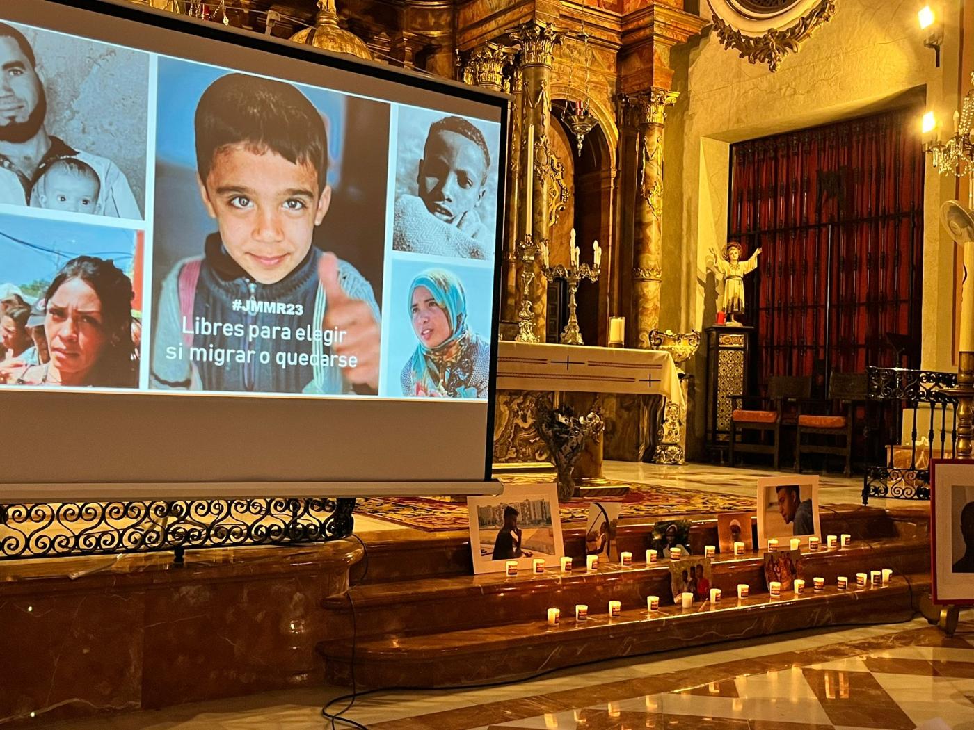 Vigilia de oración por los migrantes y refugiados en la iglesia de la Concepción, de las Esclavas, en Málaga