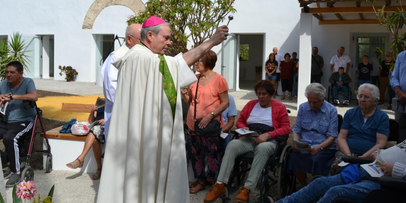 El Sr. Obispo bendice las nuevas instalaciones de la casa de acogida para enfermos de sida Colichet
