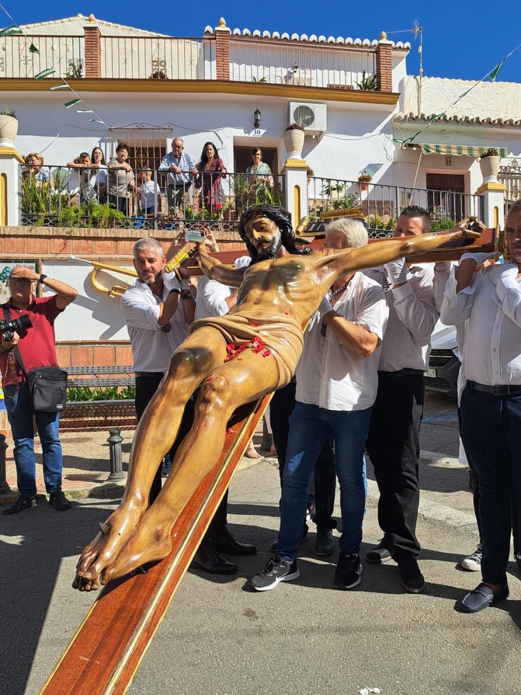 El Cristo de la Salud visita a los enfermos y mayores de Benamocarra