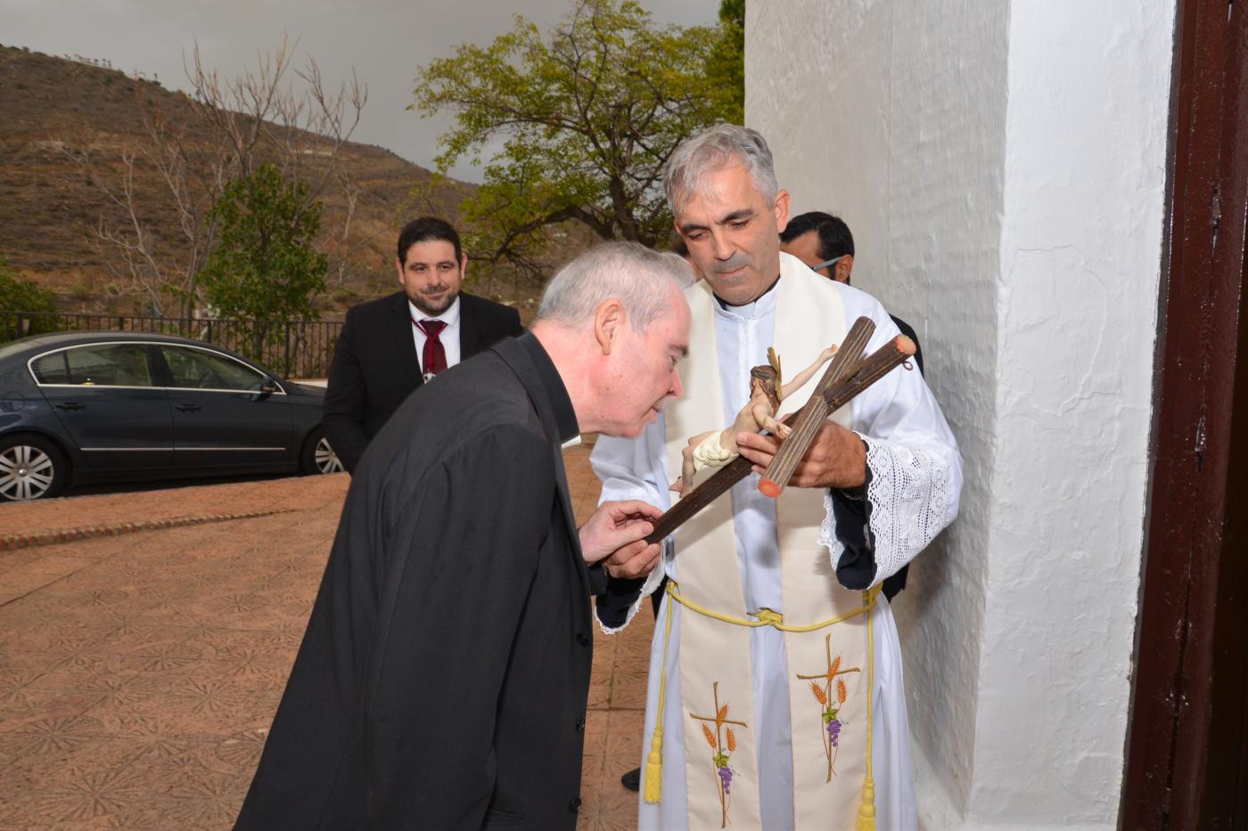 El párroco de Torrox, José Miguel Antequera, recibió al Sr. Obispo en la puerta de la Iglesia. FOTO: Ayuntamiento de Torrox