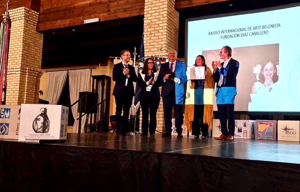 Momento de la entrega de la medalla de oro internacional al Museo Internacional de Arte Belenista de Mollina
