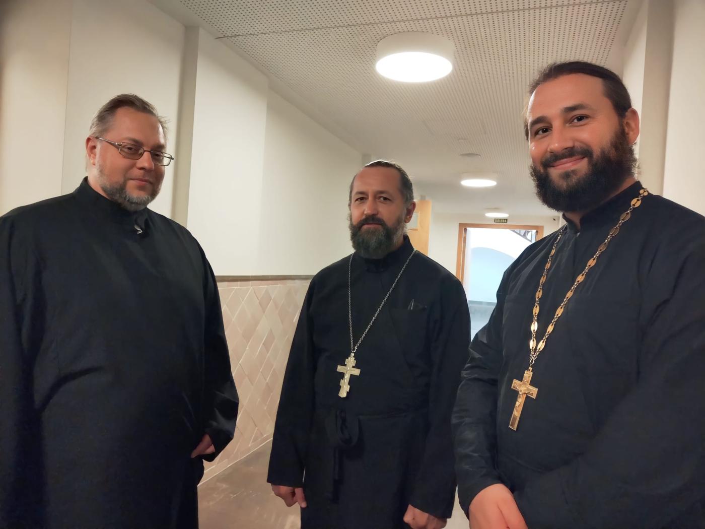 Taras Petrunyak de la Iglesia Ortodoxa Ucraniana en Málaga junto a los padres Andréy y Alexey de la Iglesia Ortodoxa Rusa en Málaga