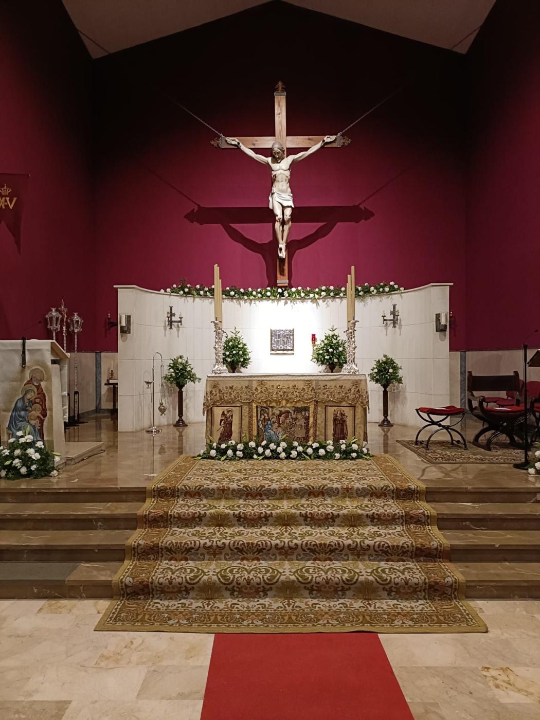 Decoración del altar de la parroquia de la Natividad para la bendición de la imagen de la Virgen del Valle