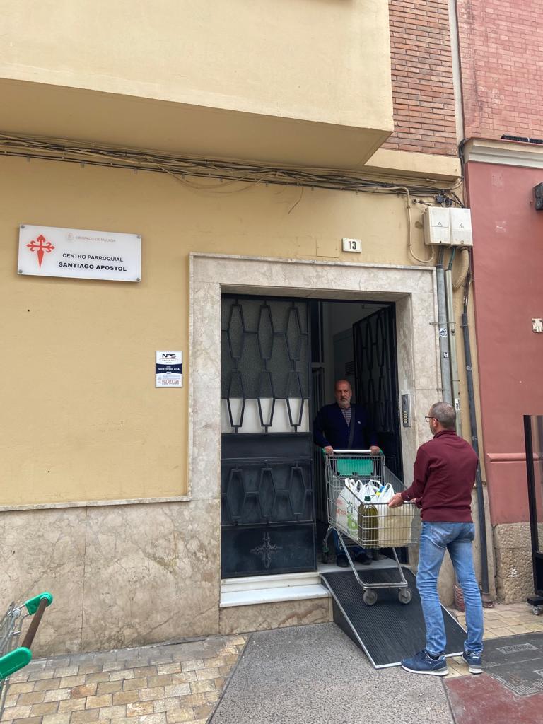 Momento del reparto de aceite // Carmen Aguilera