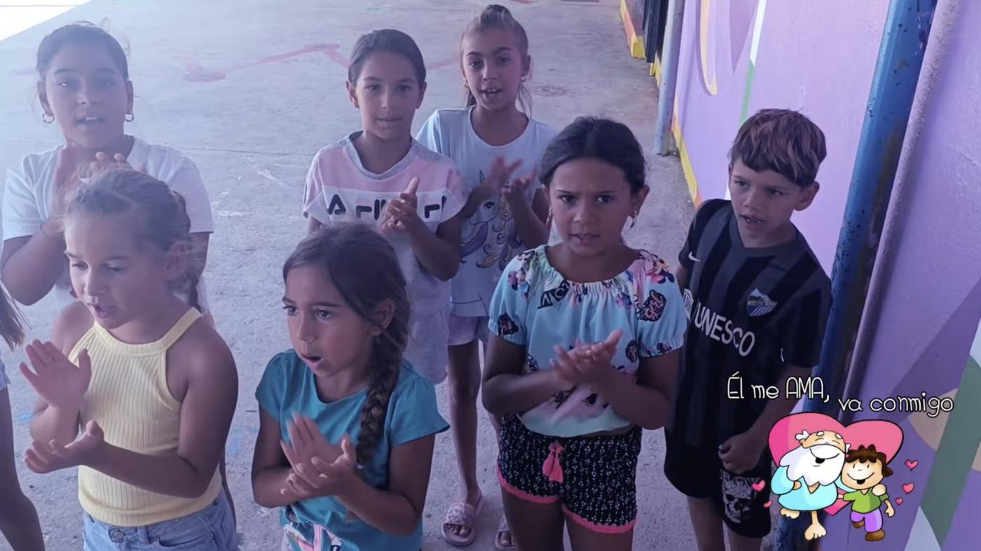 Fotograma del vídeo musical publicado por el CEIP María de la O con motivo del día de la patrona de la música