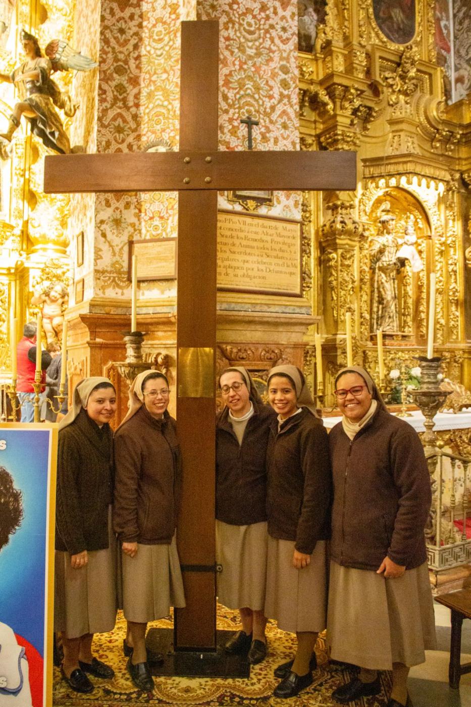 La Cruz de los Jóvenes peregrina por Antequera // SML