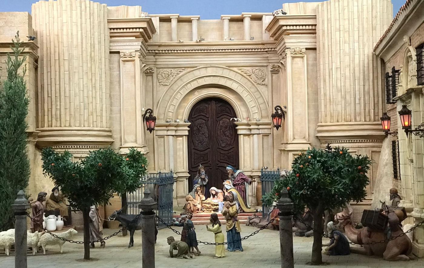 Un Belén con escenas inéditas y más grande, en la Catedral de Málaga
