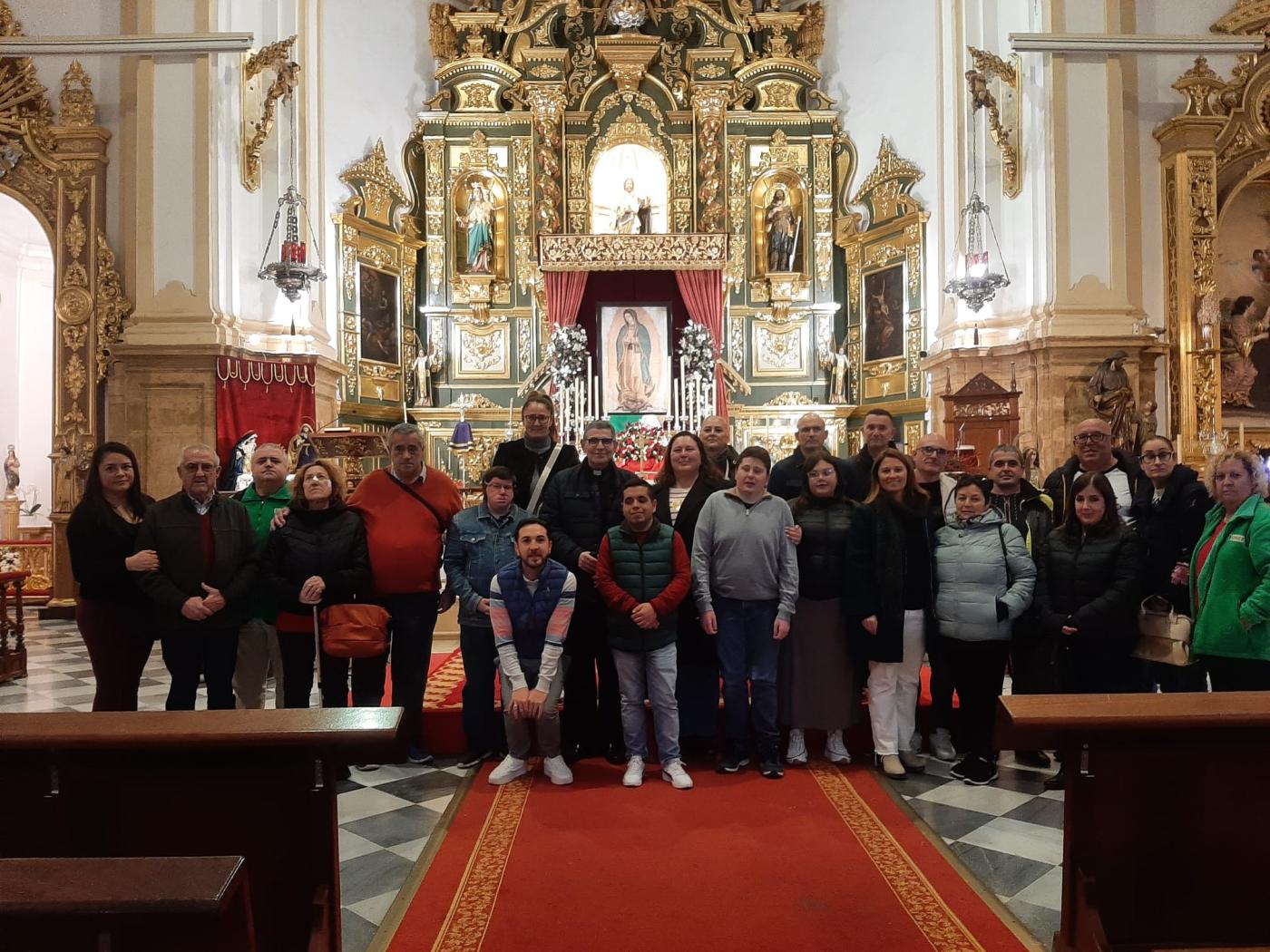 Visita de miembros de la ONCE a la parroquia de la Encarnación de Marbella con motivo de la fiesta de Santa Lucía