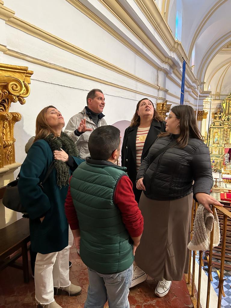 Visita de miembros de la ONCE a la parroquia de la Encarnación de Marbella con motivo de la fiesta de Santa Lucía