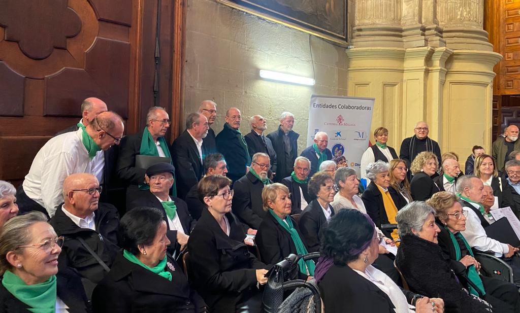 La Asociación de Parkinson Málaga canta al niño Jesús del Belén de la Catedral