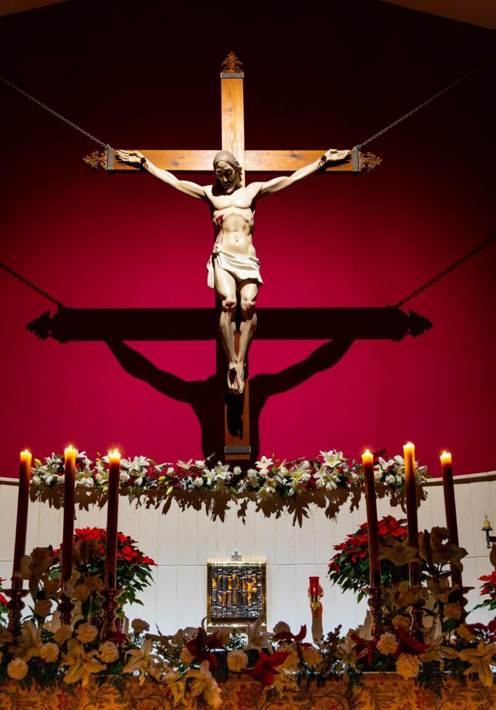 Presbiterio engalanado especialmente para la Eucaristía de apertura de las celebraciones por el 50 aniversario de la parroquia de la Natividad del Señor. FOTO: PACO CASTRO