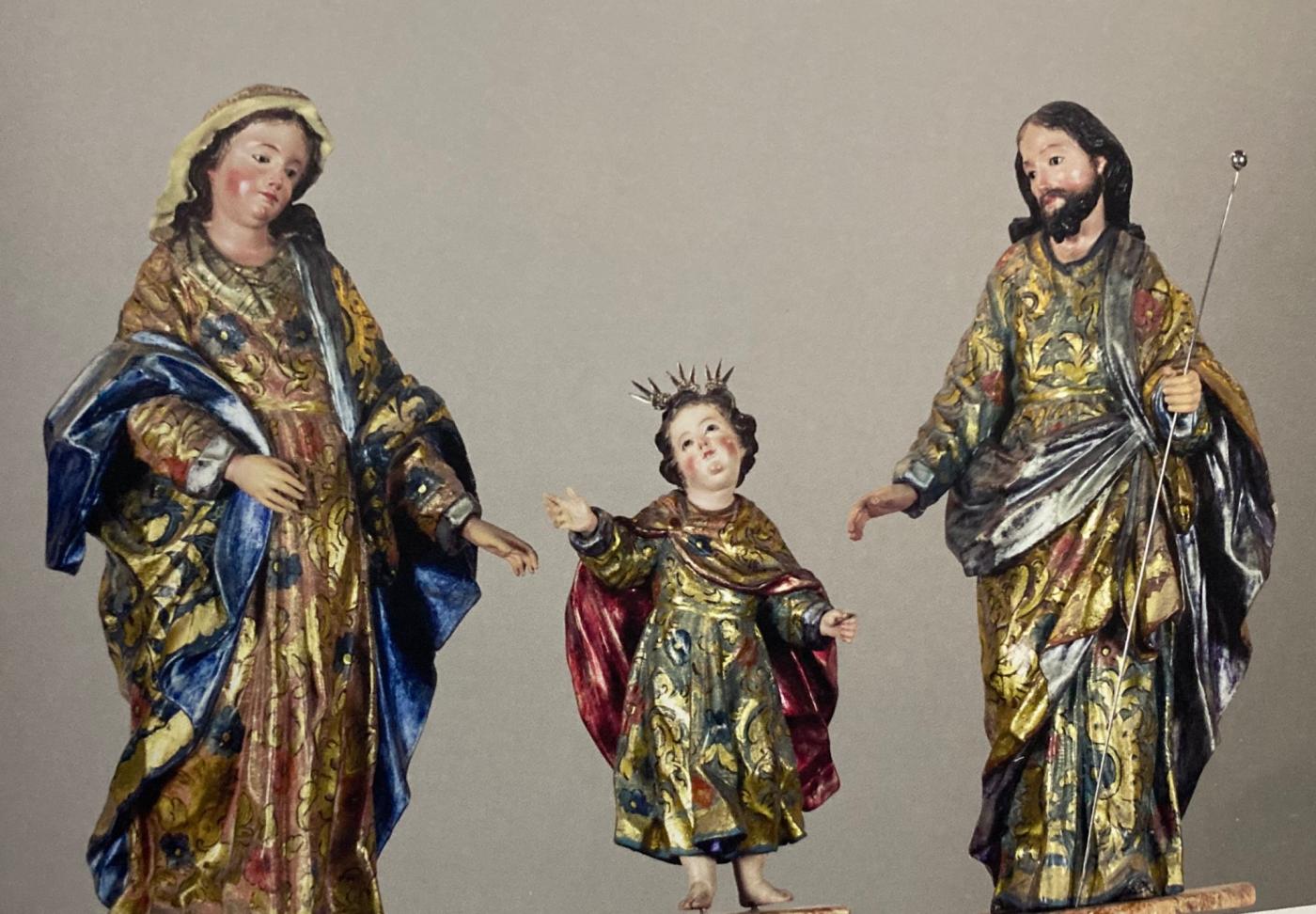 «En esta imagen de la Sagrada Familia, María y José toman de la mano a Jesús»