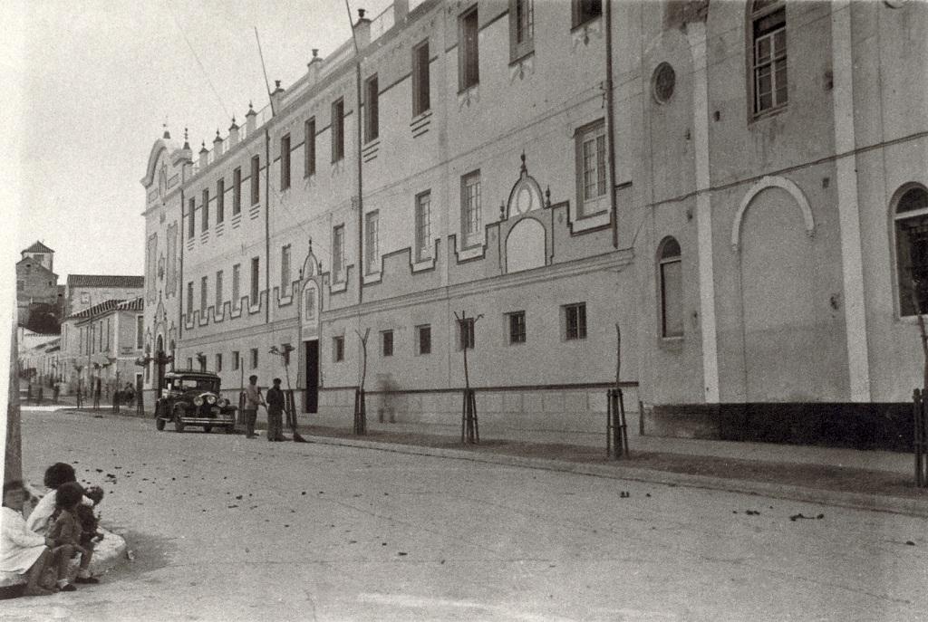 Fachada del colegio desde la esquina de la puerta principal