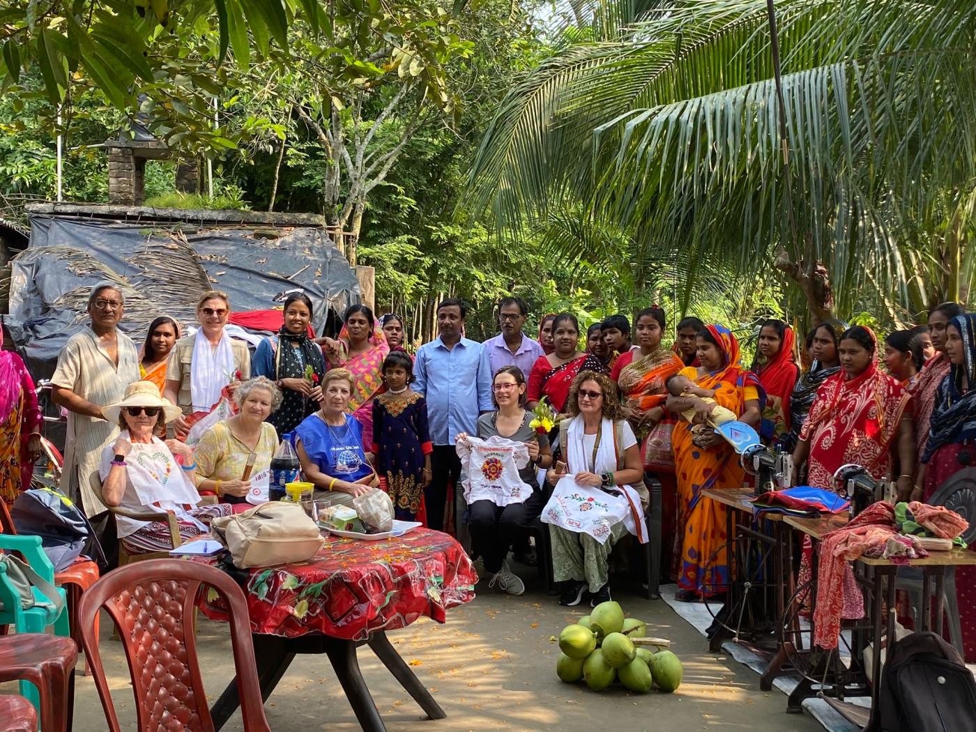 Rosalina Santos en la misión de Calcuta que visitó acompañada de otras voluntarias de Manos Unidas de España
