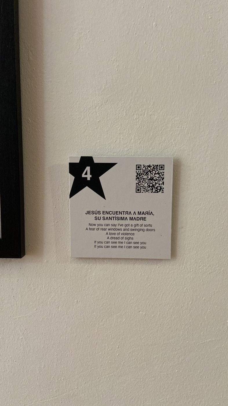 Detalle del código QR de una de las obras de la exposición "White light, white heat"