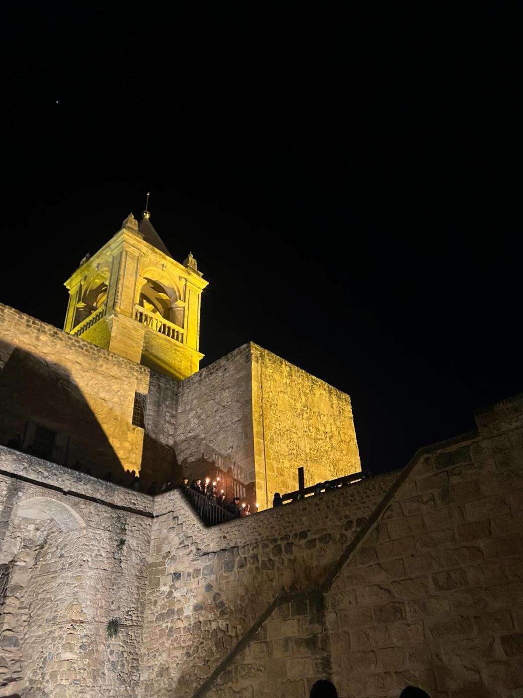 Los jóvenes de Antequera comienzan la Cuaresma con un Via Crucis por la Alcazaba