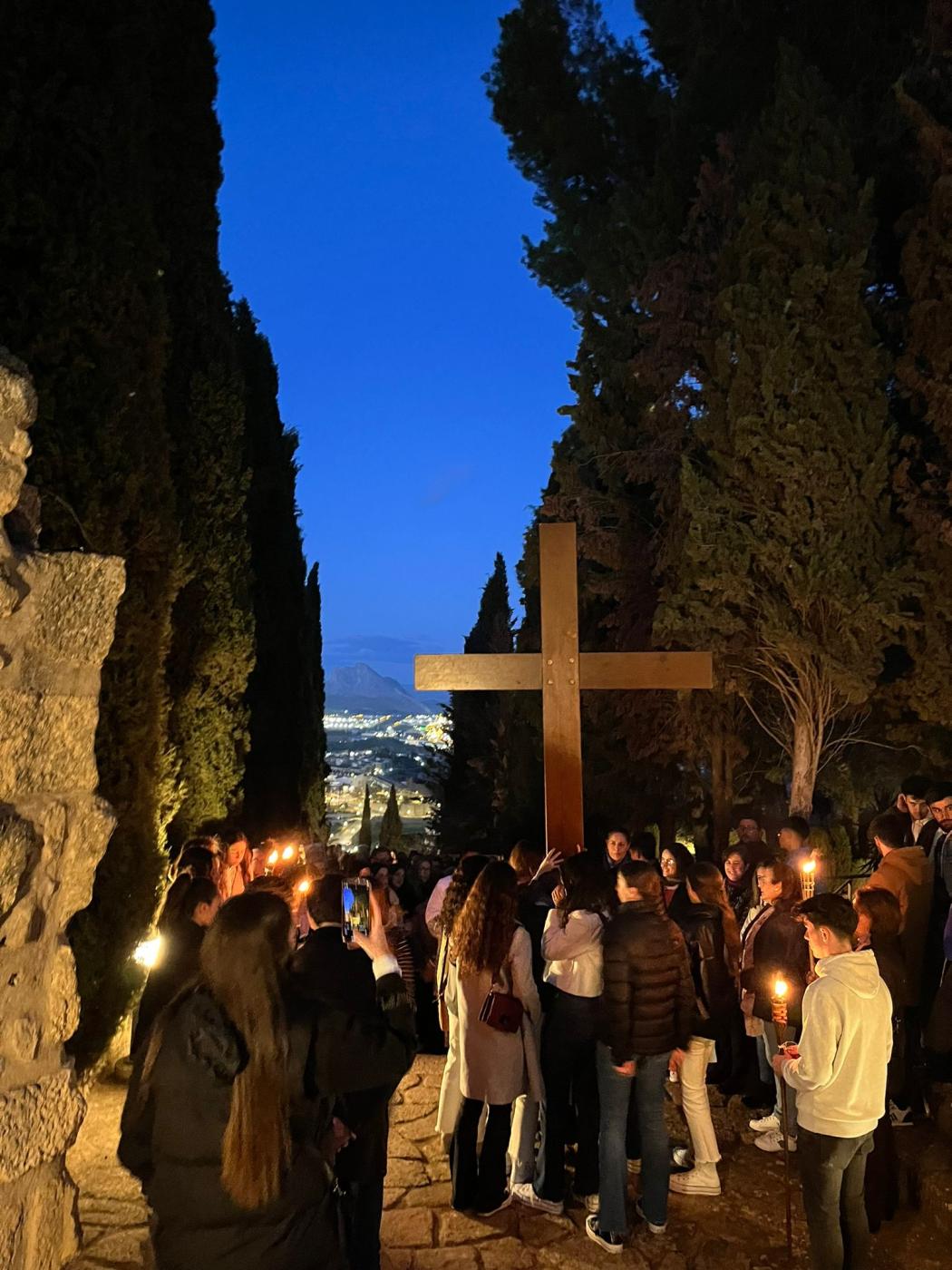 Los jóvenes de Antequera comienzan la Cuaresma con un Via Crucis por la Alcazaba