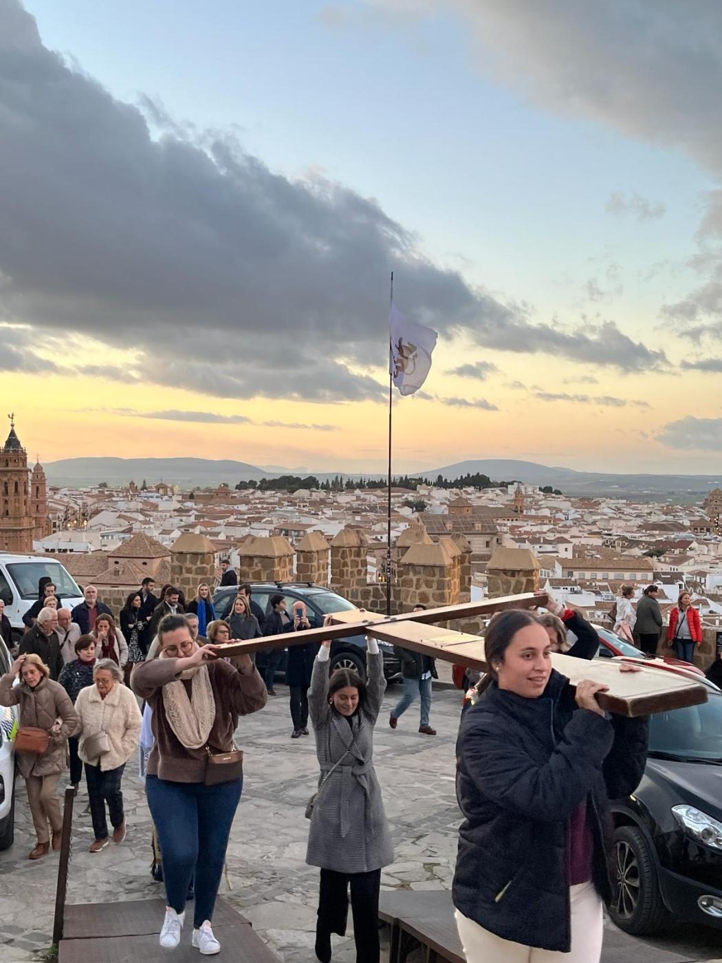 Los jóvenes de Antequera comienzan la Cuaresma con un Via Crucis por la Alcazaba