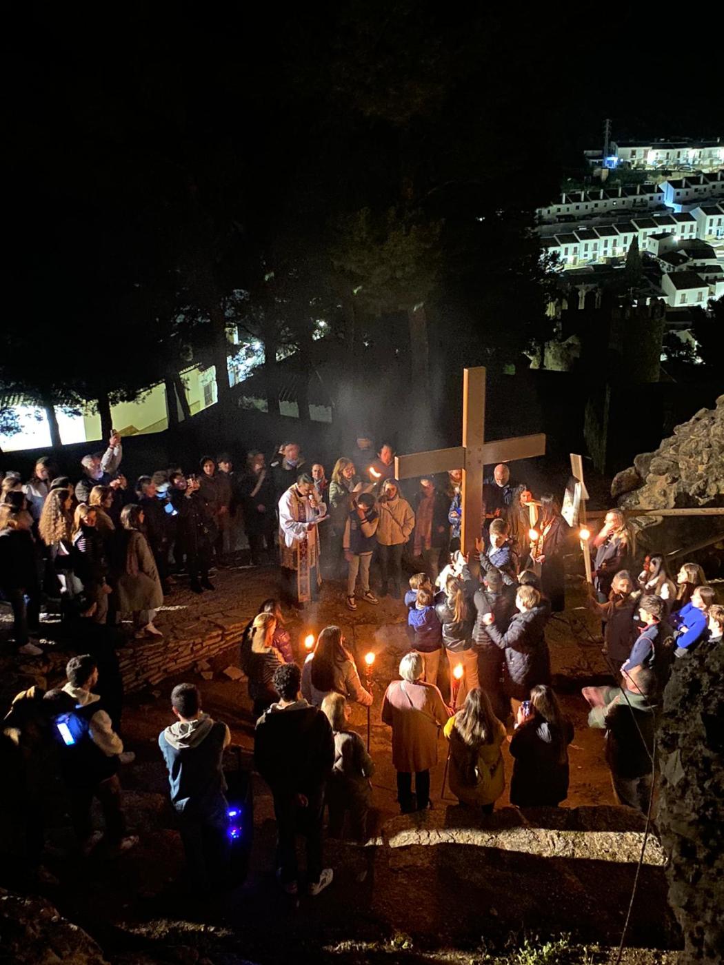 Los jóvenes de Antequera comienzan la Cuaresma con un Via Crucis por la Alcazaba