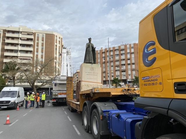 Traslado de la escultura del P. Arnaiz