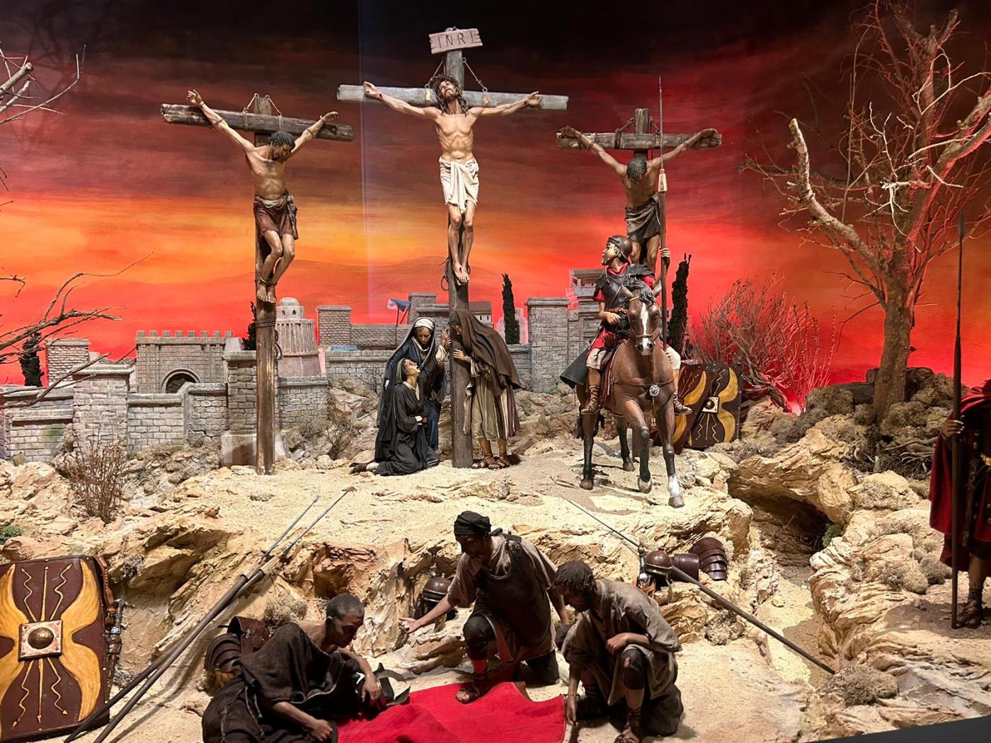 La parroquia de San Juan Bautista de Coín visita la Pasión en el Museo de Belenes de Mollina