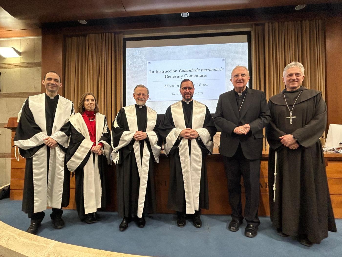 El sacerdote Salvador Aguilera, tras leer su tesis doctoral