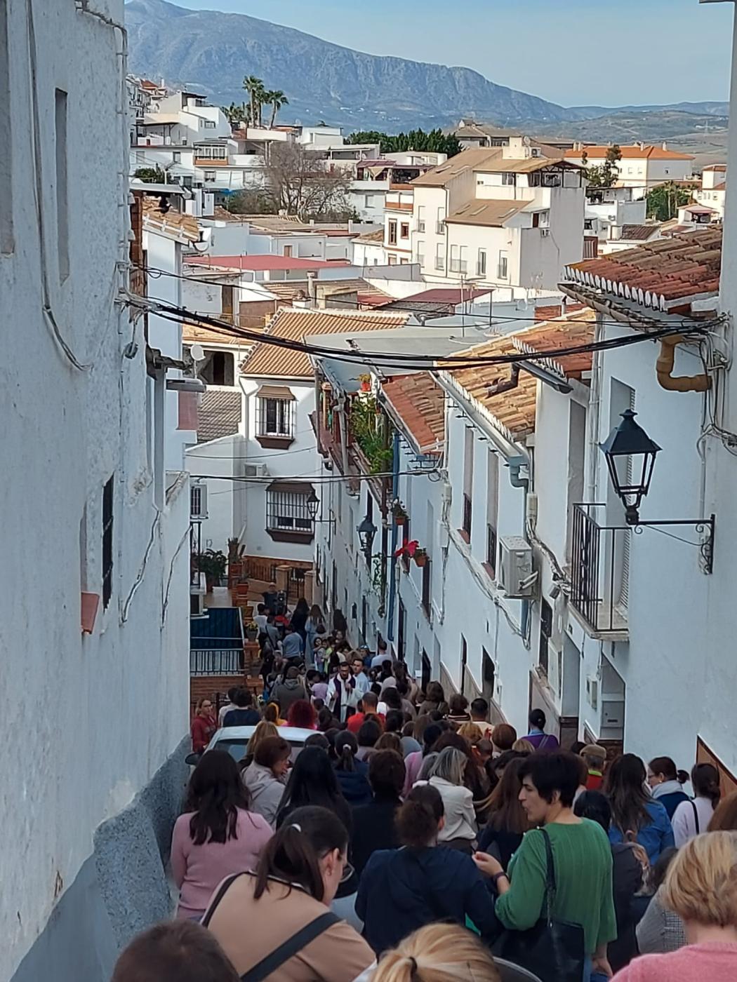 Joven y sentido Via Crucis en Álora