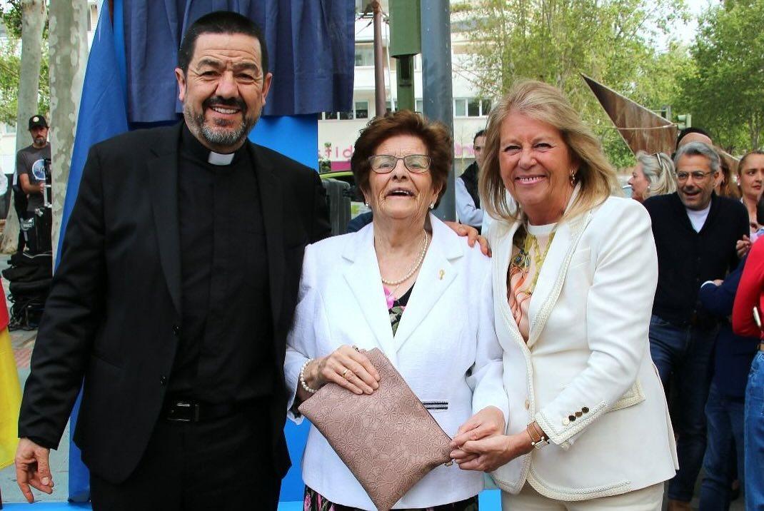 El sacerdote José López Solórzano junto a su madre y la alcaldesa de Marbella