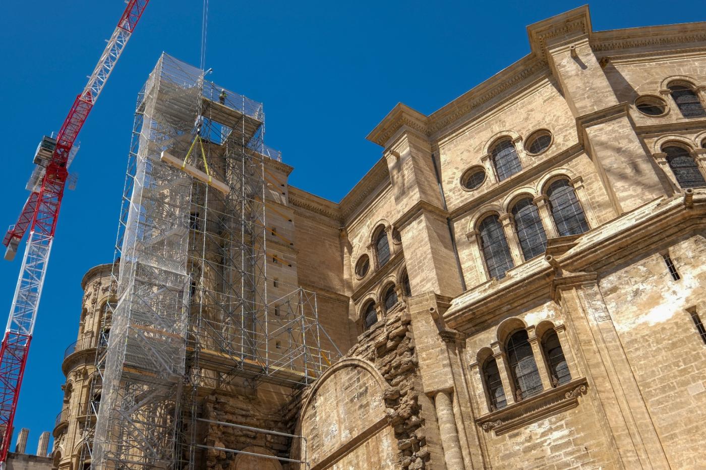 Momento del izado de la primera de las vigas que conformarán la estructura del nuevo tejado de la Catedral de Málaga // F. SILVA
