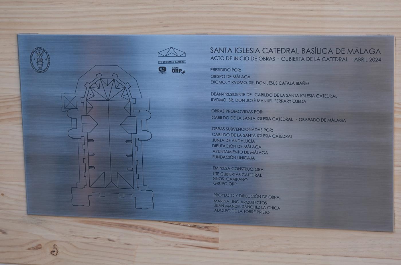 Detalle de la primera de las vigas que conformarán la estructura del nuevo tejado de la Catedral de Málaga // F. SILVA