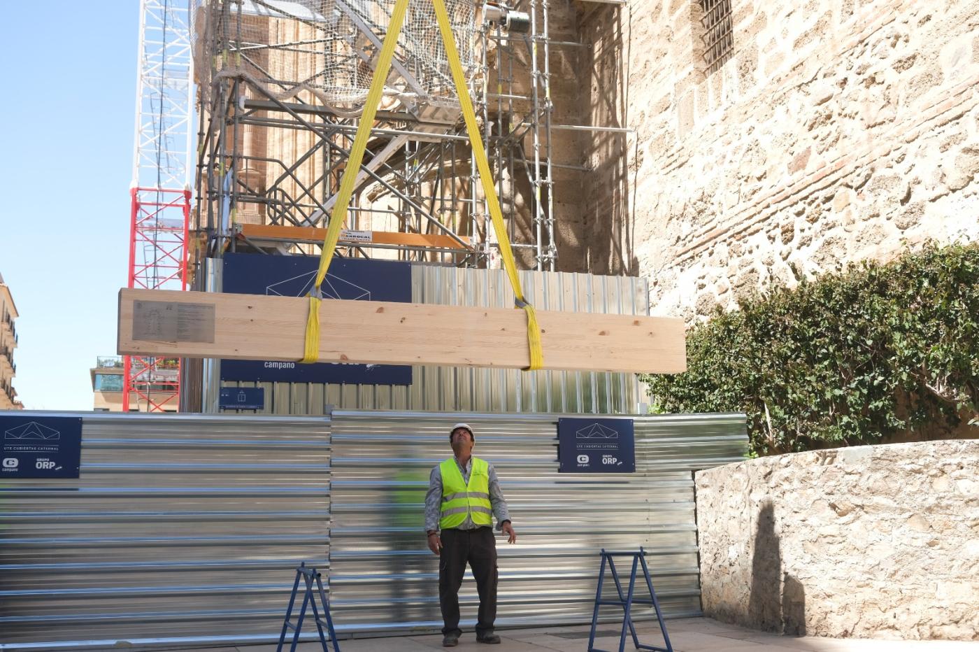 Momento del izado de la primera de las vigas que conformarán la estructura del nuevo tejado de la Catedral de Málaga // F. SILVA