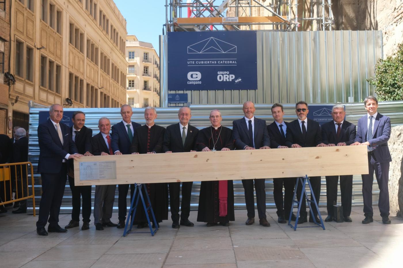 Representantes de la UTE junto a las autoridades civiles y eclesiásticas// F. SILVA