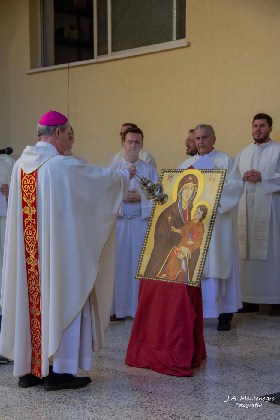 D. Jesús Catalá bendice el Icono de los Jóvenes