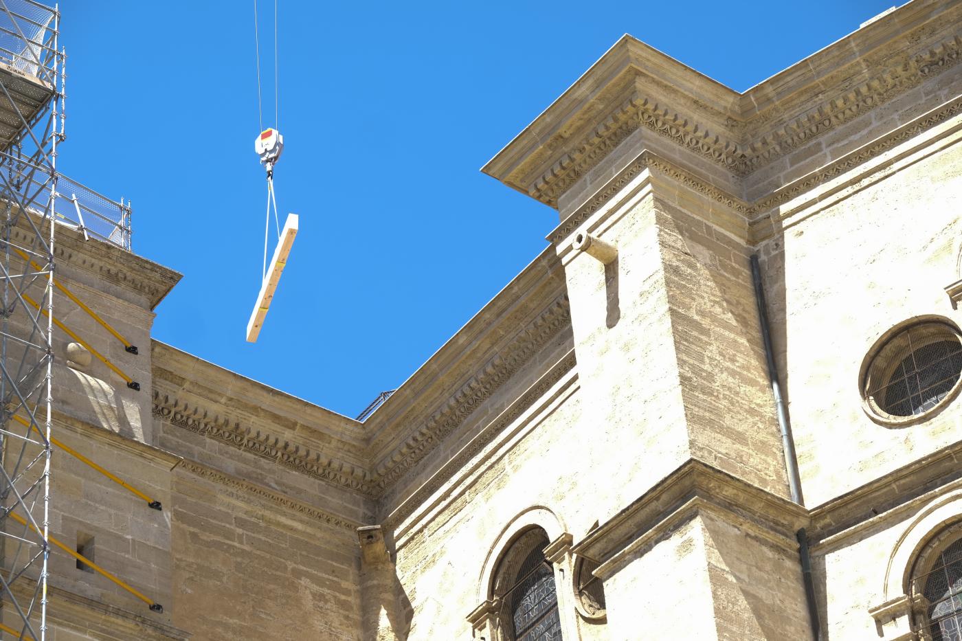 Izado de la primera viga del tejado de la Catedral