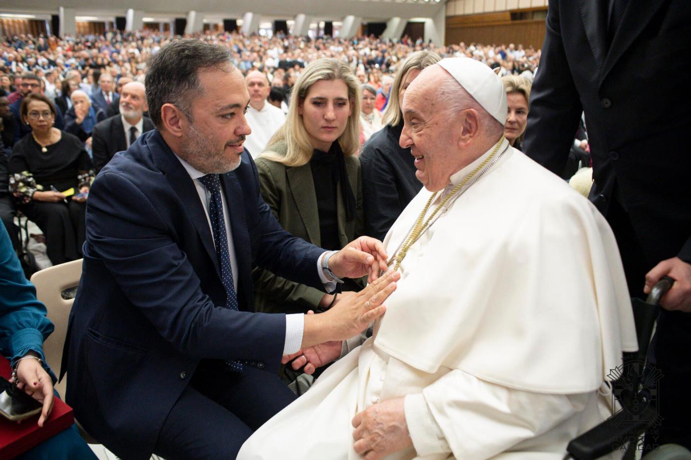 Álvaro Guardiola, hermano mayor de la cofradía del Amor, durante su encuentro con el Papa Francisco