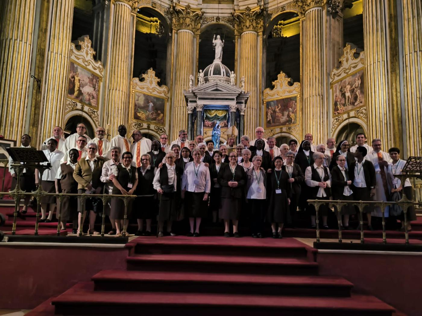 Participantes en el Encuentro Internacional de cierre del Primer Centenario Fundacional de la Congregación de Hermanas Carmelitas del Sagrado Corazón de Jesús tras la Eucaristía celebrada en la Catedral