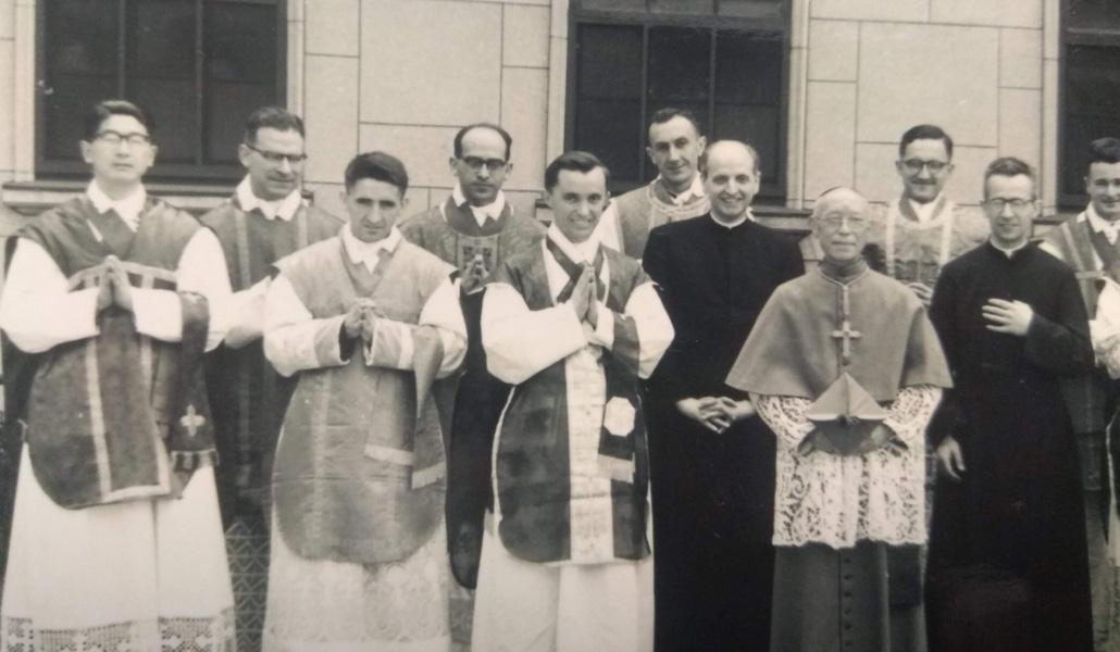 El Padre Alberto Álvarez SJ, detrás del padre Arrupe (en el centro, de negro)